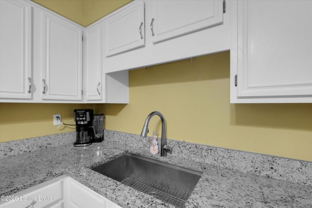 8802 Doe Run Ct, Louisville, KY 40242