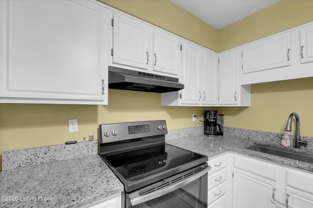 8802 Doe Run Ct, Louisville, KY 40242