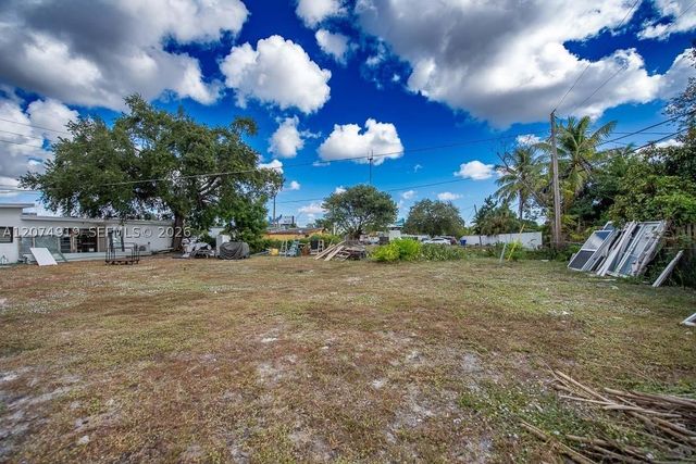 5738 W Hallandale Beach Blvd, West Park, FL 33023