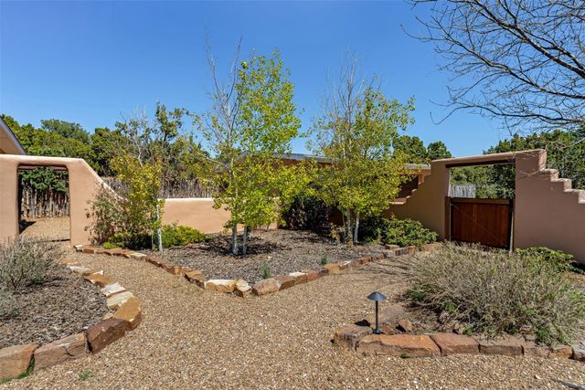 4 Camino Cielo Azul, Santa Fe, NM 87508