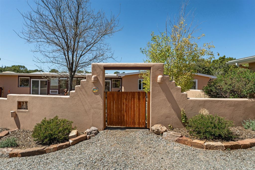 4 Camino Cielo Azul, Santa Fe, NM 87508