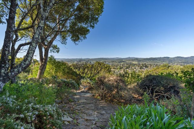 1236 N Fitch Mountain Rd, Healdsburg, CA 95448