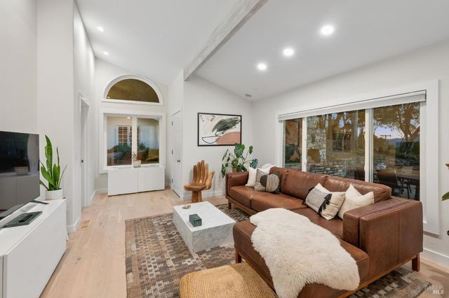 1236 N Fitch Mountain Rd, Healdsburg, CA 95448