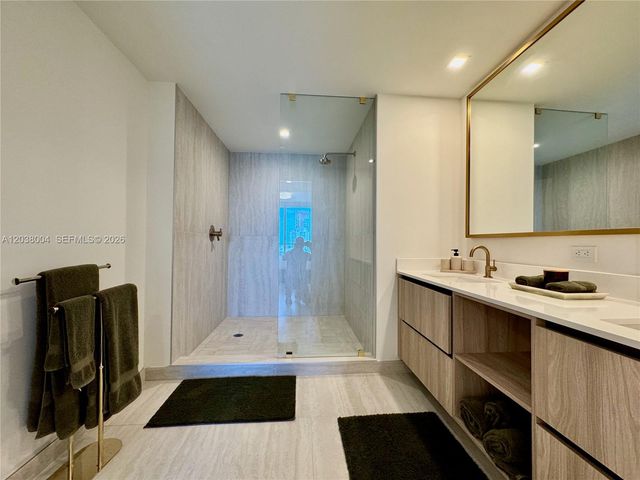 77 SE 5th Street 4002, Miami, FL 33131