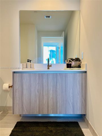 77 SE 5th Street 4002, Miami, FL 33131