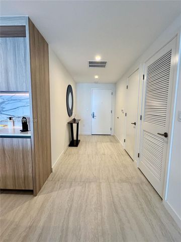 77 SE 5th Street 4002, Miami, FL 33131