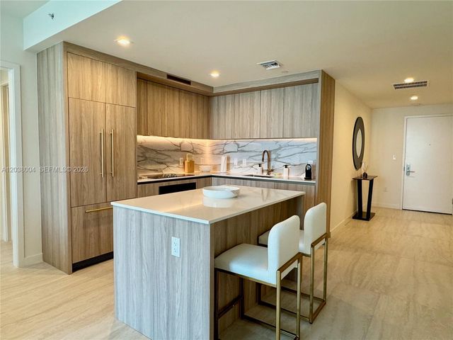 77 SE 5th Street 4002, Miami, FL 33131
