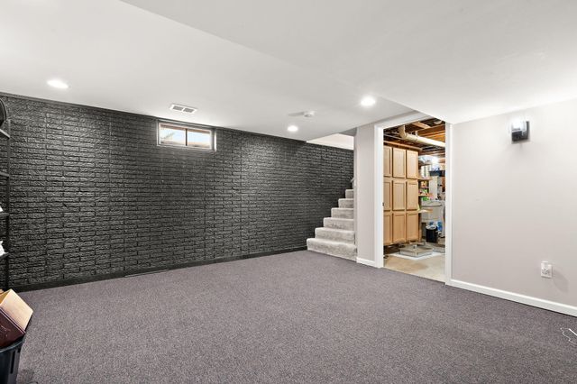 1407 Peachtree Drive, Valparaiso, IN 46383