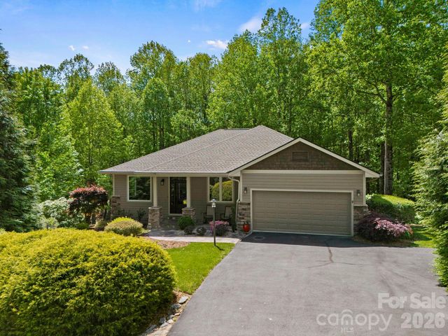 547 Pinnacle Peak Lane, Flat Rock, NC 28731