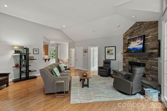 547 Pinnacle Peak Lane, Flat Rock, NC 28731