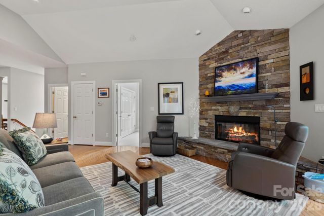 547 Pinnacle Peak Lane, Flat Rock, NC 28731