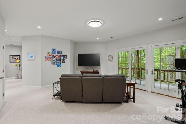 547 Pinnacle Peak Lane, Flat Rock, NC 28731