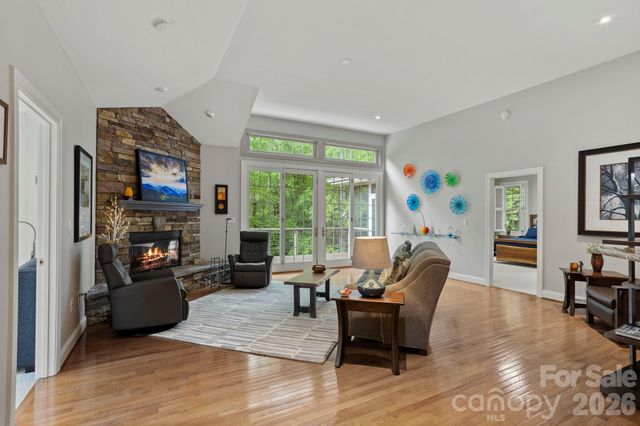 547 Pinnacle Peak Lane, Flat Rock, NC 28731