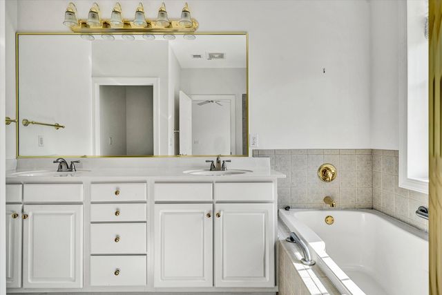 225 23rd St SW Apt 205, Roanoke, VA 24014
