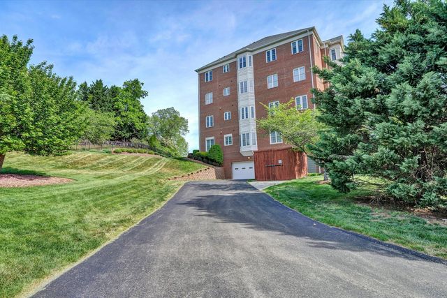 225 23rd St SW Apt 205, Roanoke, VA 24014