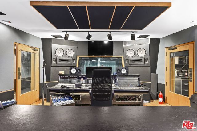 5940 Manola Way, Los Angeles, CA 90068