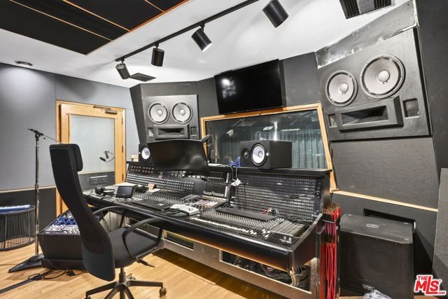 5940 Manola Way, Los Angeles, CA 90068