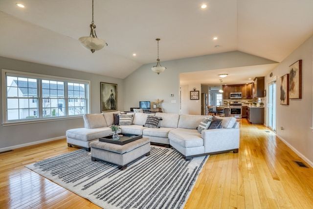 44 Gedney Dr, Peabody, MA 01960