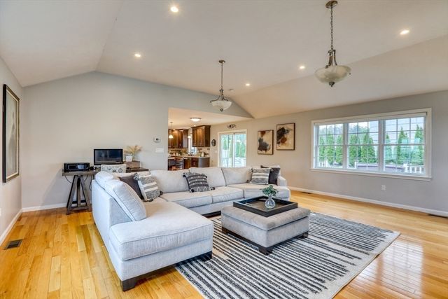 44 Gedney Dr, Peabody, MA 01960