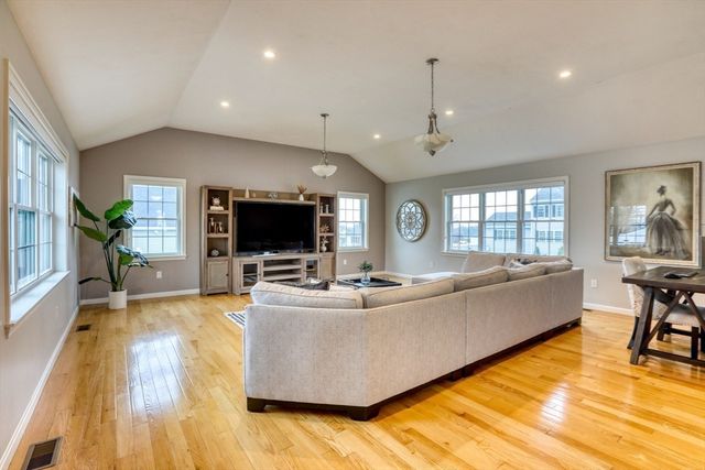 44 Gedney Dr, Peabody, MA 01960