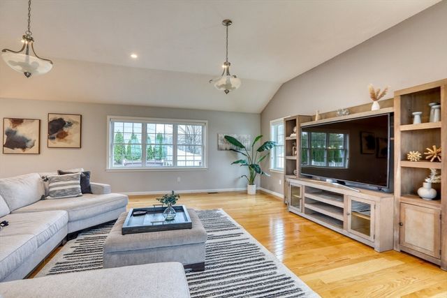 44 Gedney Dr, Peabody, MA 01960