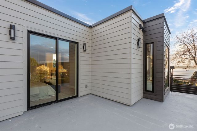 904 N 33rd Place, Renton, WA 98056