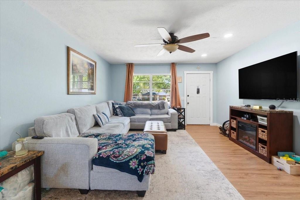 Image 2 of property listing at 215 CARLA ANN COURT, Auburndale, FL 33823