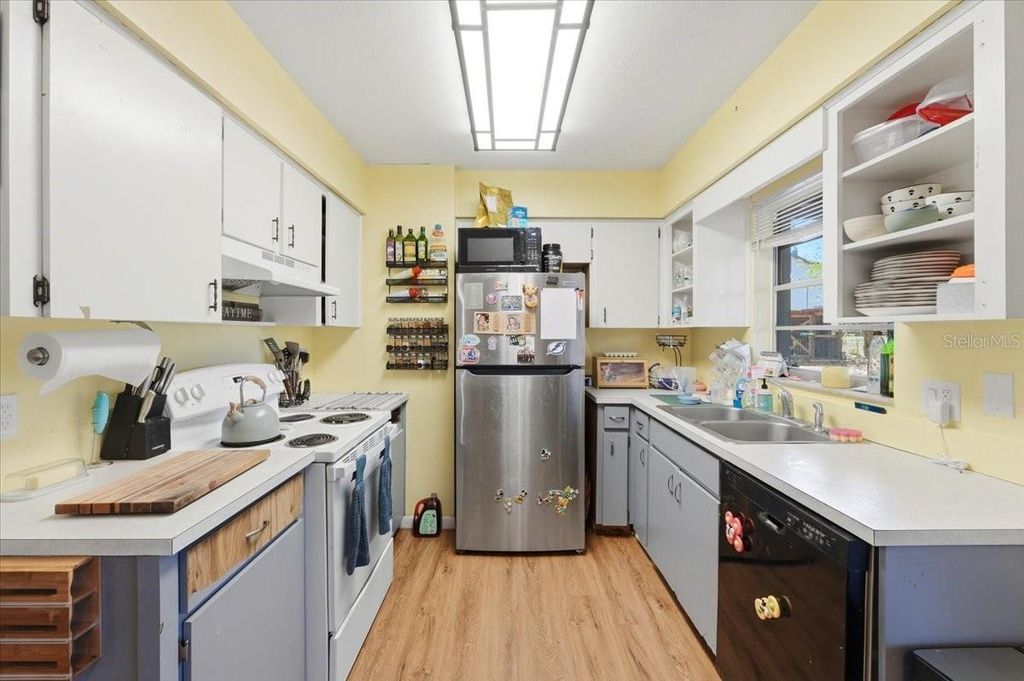 Image 4 of property listing at 215 CARLA ANN COURT, Auburndale, FL 33823