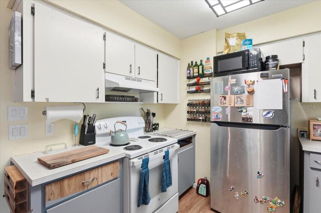 Image 6 of property listing at 215 CARLA ANN COURT, Auburndale, FL 33823