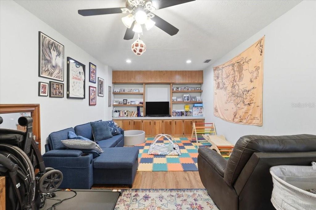 Image 8 of property listing at 215 CARLA ANN COURT, Auburndale, FL 33823