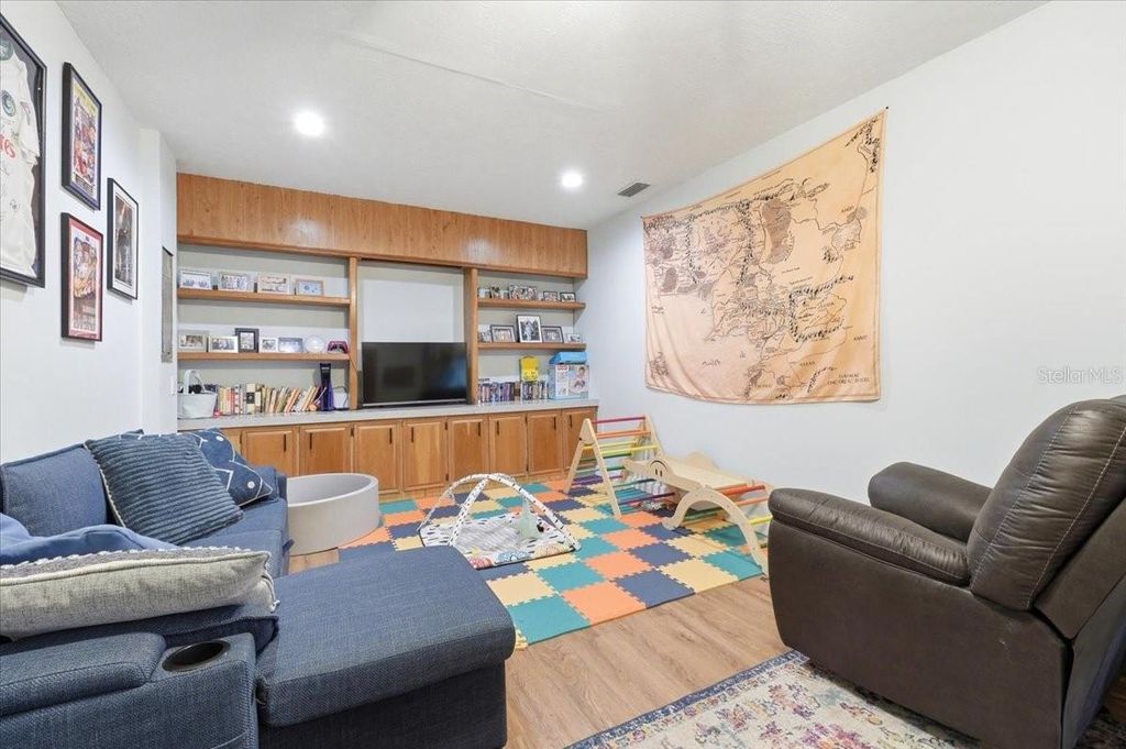 Image 9 of property listing at 215 CARLA ANN COURT, Auburndale, FL 33823