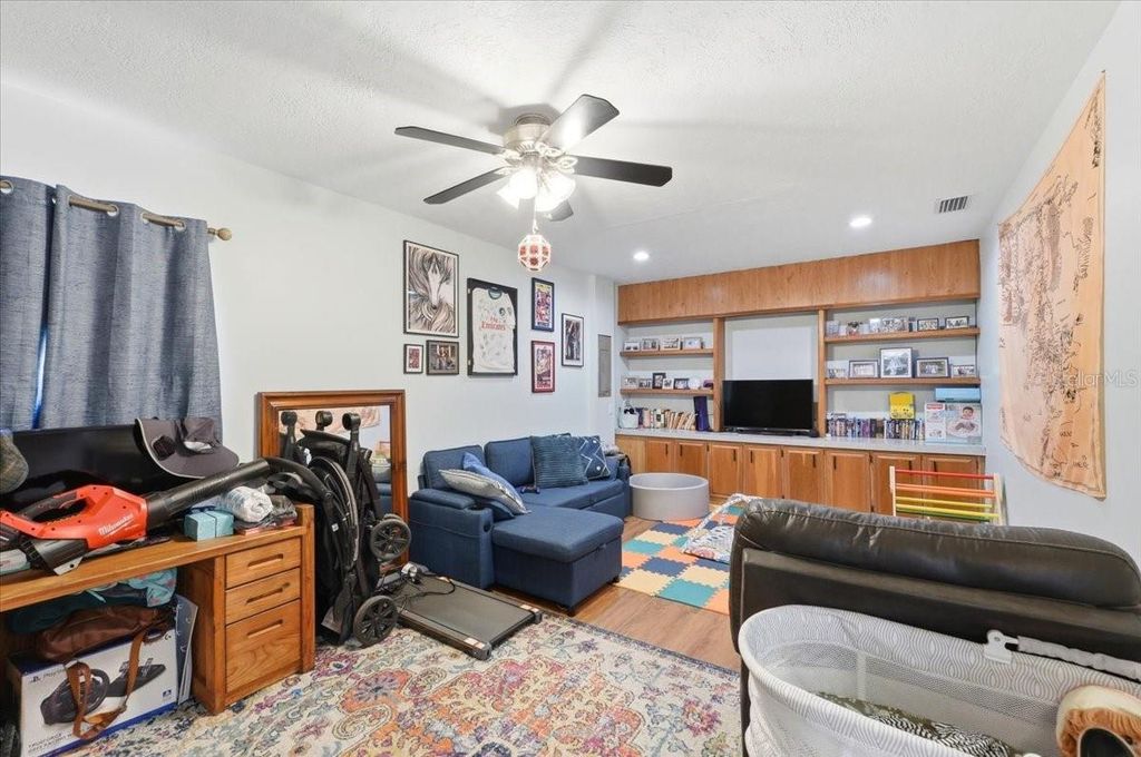 Image 10 of property listing at 215 CARLA ANN COURT, Auburndale, FL 33823