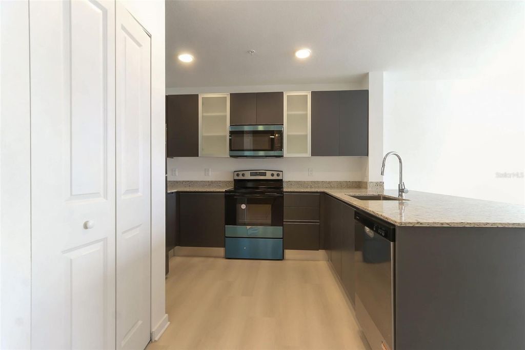 Image 10 of property listing at 5579 MILLENIA BOULEVARD 515, Orlando, FL 32839
