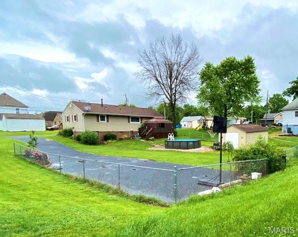 207 E High Street, Troy, IL 62294