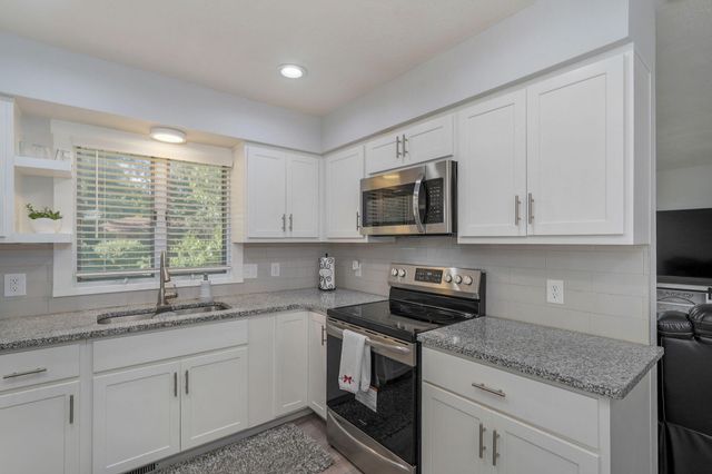 1037 W Lindberg Street, Springfield, MO 65807