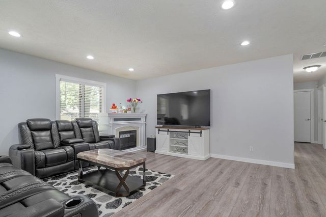 1037 W Lindberg Street, Springfield, MO 65807