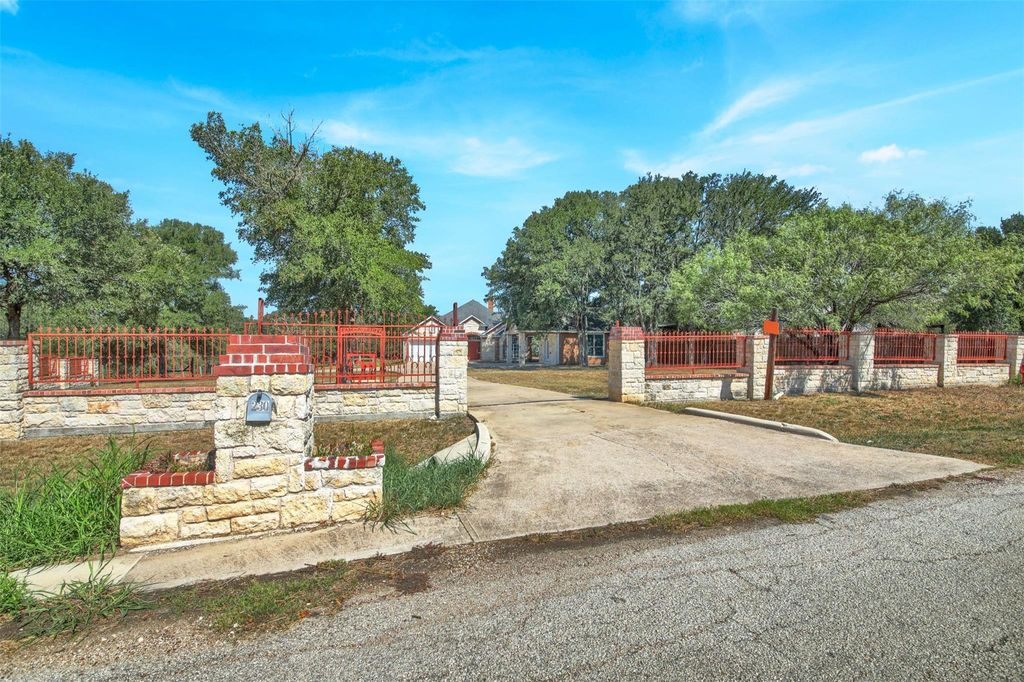 230 Heritage Oaks DR, Cedar Creek, TX 78612