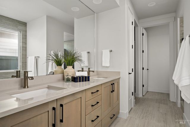 880 E Crescendo St, Meridian, ID 83642