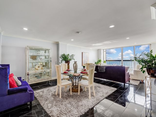 5201 S CORNELL Avenue 27D, Chicago, IL 60615