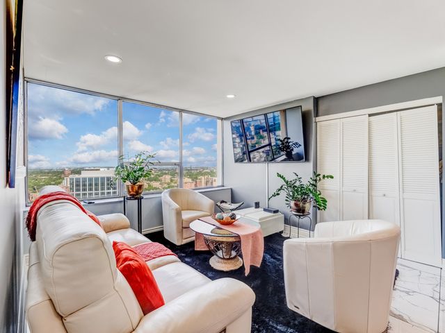 5201 S CORNELL Avenue 27D, Chicago, IL 60615