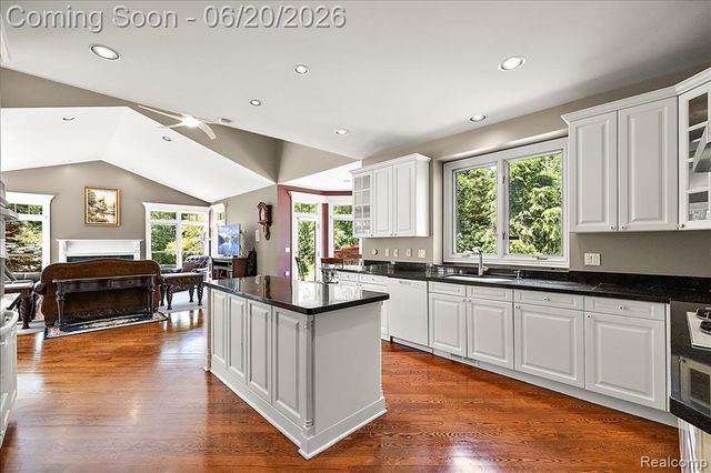 5022 Lone Pine Lane, Bloomfield Hills, MI 48302