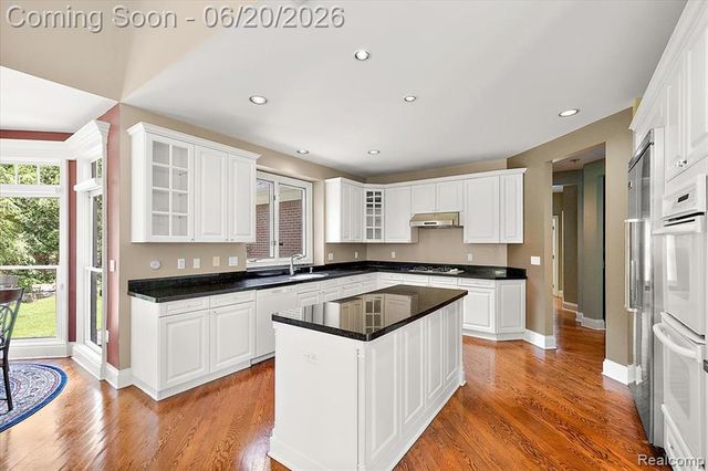 5022 Lone Pine Lane, Bloomfield Hills, MI 48302