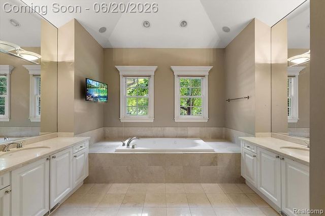 5022 Lone Pine Lane, Bloomfield Hills, MI 48302
