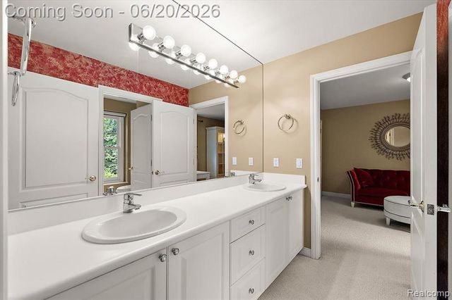 5022 Lone Pine Lane, Bloomfield Hills, MI 48302