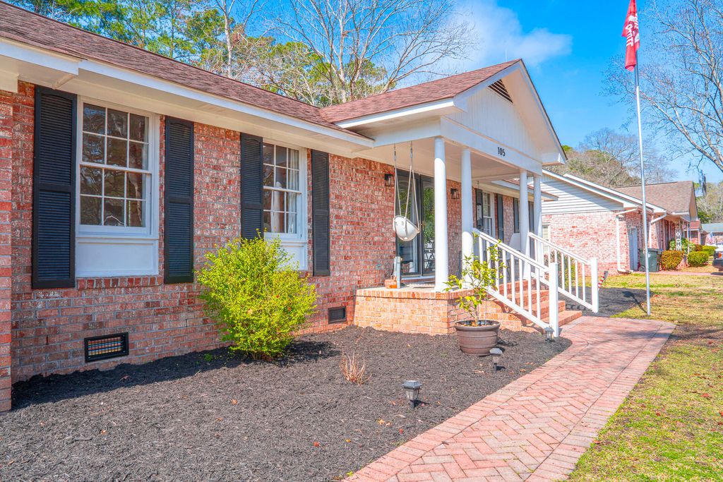 Image 4 of property listing at 105 Cynthia Lane, Summerville, SC 29485