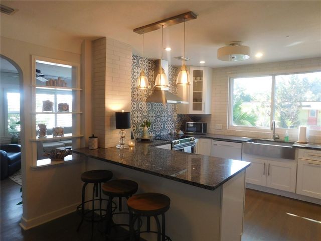 4073 9TH AVENUE N, St Petersburg, FL 33710