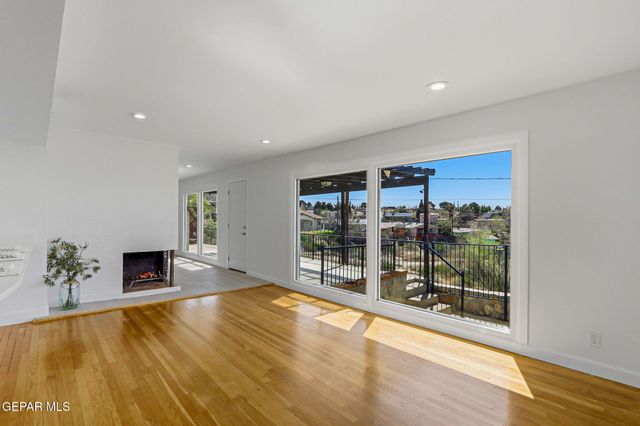 932 MESITA Drive, El Paso, TX 79902