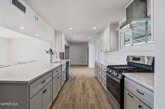 932 MESITA Drive, El Paso, TX 79902