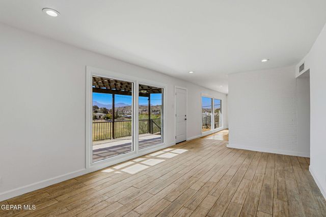 932 MESITA Drive, El Paso, TX 79902