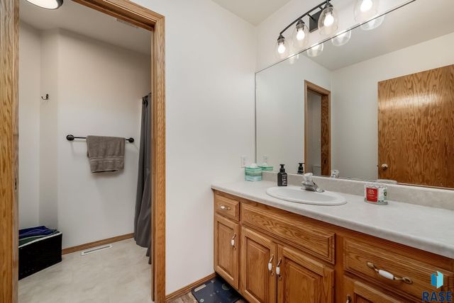 1715 S Lorne Ln Lane, Sioux Falls, SD 57106